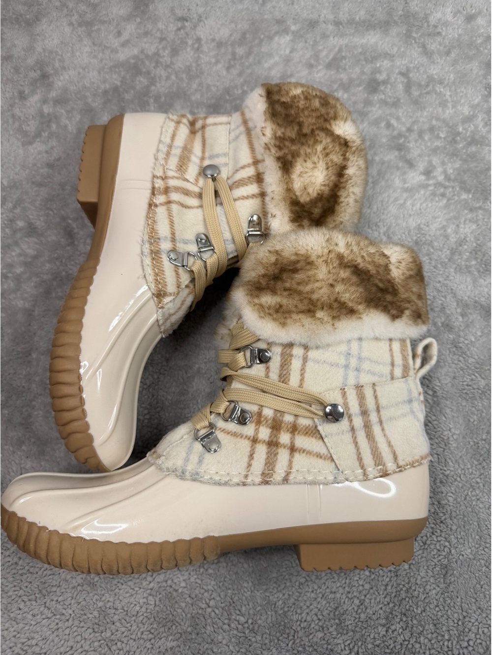 DV Dolce Vita Ulito Duck Boots 7.5 Faux Fur Plaid Cream Tan Winter Après Ski